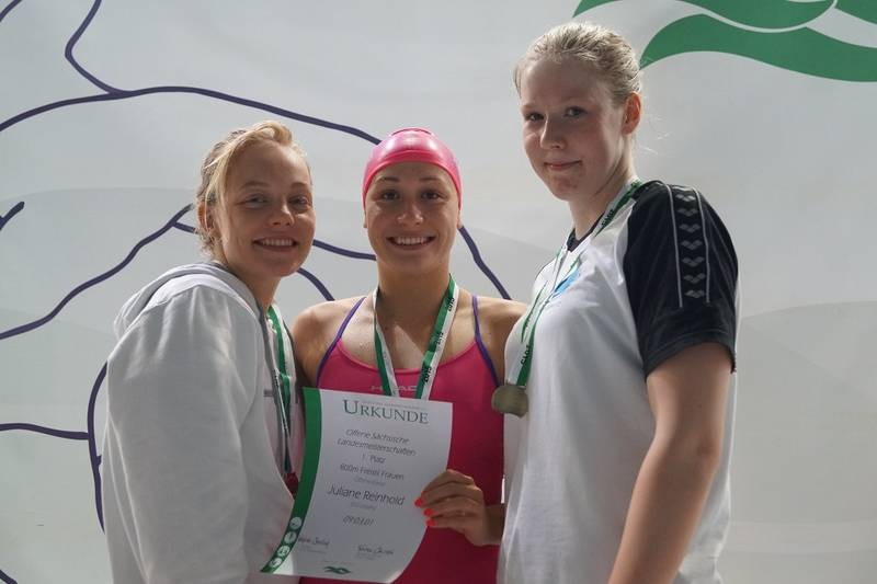 Die Sieger über 800m Freistil: v.l. Marie Pietruschka, Juliane Reinhold (beide SSG / Post SV), Tosca Schmidt (SC Chemnitz)
